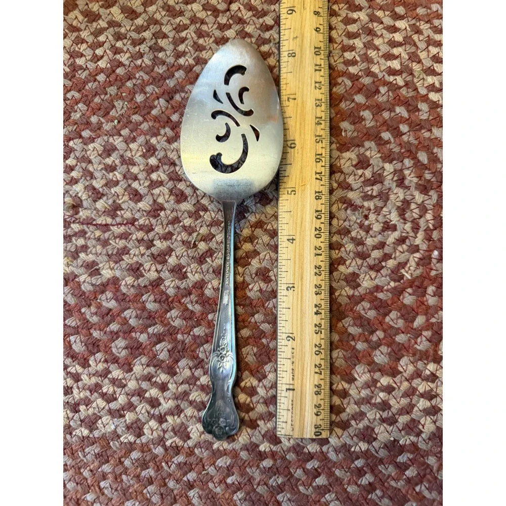 WM‎ Rogers Mfg Co Pie or cake server Silver Good Pierced Floral Silverplate